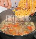 Фото приготовления рецепта: Суп из бараньих ребрышек с чечевицей, шаг №5