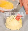 Фото приготовления рецепта: Сыр, запеченный с фруктами, шаг №6