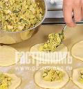Фото приготовления рецепта: Пирожки из дрожжевого теста с капустой, шаг №2