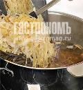 Фото приготовления рецепта: Щи из квашеной капусты с грибами , шаг №4