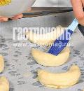 Фото приготовления рецепта: Пирожки из дрожжевого теста с начинкой из яблок и бананов, шаг №3