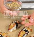 Фото приготовления рецепта: Нигири-суши с угрем, шаг №6