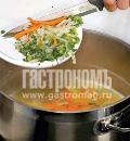 Фото приготовления рецепта: Итальянский суп с фрикадельками, шаг №4