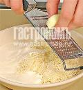 Фото приготовления рецепта: "Рафаэлло" из крабовых палочек и сыра, шаг №3