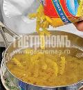 Фото приготовления рецепта: Паста с жареной барабулькой в томатном соусе, шаг №4