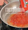 Фото приготовления рецепта: Паста с жареной барабулькой в томатном соусе, шаг №5