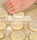 Фото приготовления рецепта: Пирожки с начинкой из фасоли, шаг №5