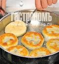 Фото приготовления рецепта: Пирожки с начинкой из фасоли, шаг №6