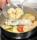 Фото приготовления рецепта: Тортеллини с креветками и оливками, шаг №6