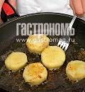 Фото приготовления рецепта: Картофельные биточки с начинкой из шпрот, шаг №3