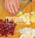 Фото приготовления рецепта: Салат Винегрет с маринованными опятами, шаг №1