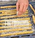 Фото приготовления рецепта: Сырные палочки с ветчиной, шаг №6