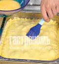 Фото приготовления рецепта: Закрытый пирог со сливами, шаг №6