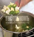 Фото приготовления рецепта: Запеканка с брокколи и цветной капустой, шаг №3