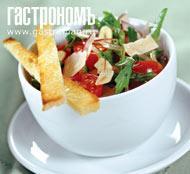 Салат из рукколы с томатами и пармезаном
