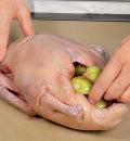 Фото приготовления рецепта: Утка с яблоками в соусе из красного вина, шаг №4