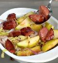 Фото приготовления рецепта: Тушеная капуста с яблоками и колбасками, шаг №6