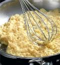 Фото приготовления рецепта: Английский завтрак (яйца, сосиски, грибы, фасоль, помидоры, тосты и чай с молоком) , шаг №2