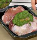 Фото приготовления рецепта: Свинина, запеченная в духовке с картофелем и луком, шаг №2