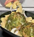 Фото приготовления рецепта: Свинина, запеченная в духовке с картофелем и луком, шаг №3