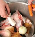 Фото приготовления рецепта: Холодец из говяжьей рульки и свиного копыта, шаг №5