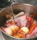 Фото приготовления рецепта: Холодец из говяжьей рульки и свиного копыта, шаг №6