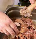 Фото приготовления рецепта: Холодец из говяжьей рульки и свиного копыта, шаг №8