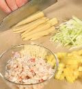 Фото приготовления рецепта: Крабовый салат с манго, шаг №2