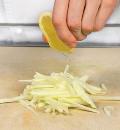 Фото приготовления рецепта: Салат из квашеной капусты, шаг №2