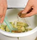 Фото приготовления рецепта: Утка с яблоками в рукаве, шаг №3