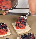 Фото приготовления рецепта: Миндальные пирожные с ягодами, шаг №6