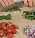 Фото приготовления рецепта: Салат с хурмой и авокадо, шаг №2