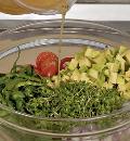 Фото приготовления рецепта: Салат с хурмой и авокадо, шаг №3