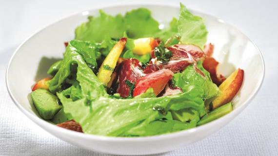 Салат из нектаринов, авокадо и ветчины, рецепт