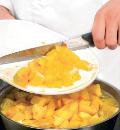 Фото приготовления рецепта: Персиковое варенье с апельсинами, шаг №3