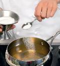 Фото приготовления рецепта: Перцы, маринованные с крыжовником, шаг №2