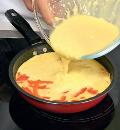 Фото приготовления рецепта: Фриттата с сыром и сладким перцем, шаг №2