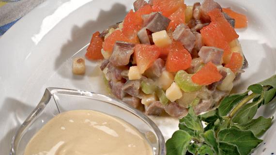 Салат с маринованной сельдью и редисом – кулинарный рецепт