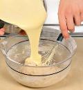 Фото приготовления рецепта: Пирог из кускуса со сметаной и финиковым сиропом, шаг №4