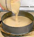 Фото приготовления рецепта: Пирог из кускуса со сметаной и финиковым сиропом, шаг №5