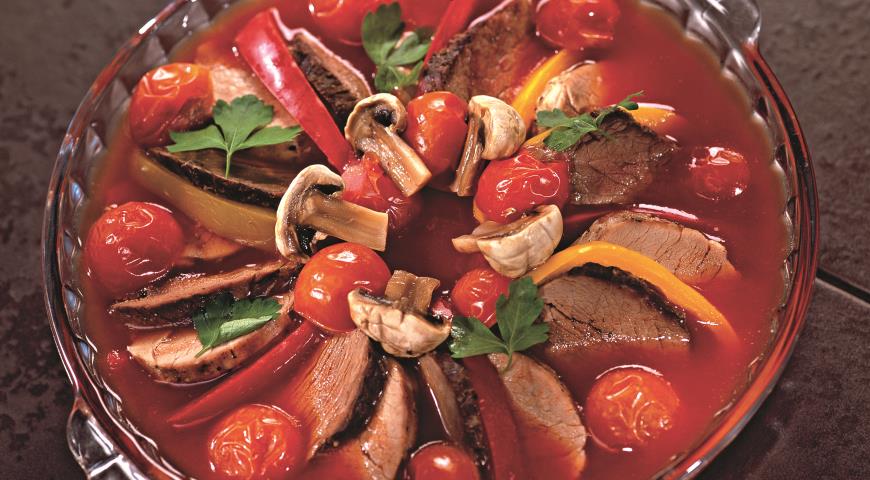 Мясо с овощами в томатной заливке 