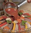 Фото приготовления рецепта: Мясо с овощами в томатной заливке, шаг №6