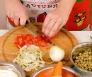 Нарезать болгарский перец и лук для приготовления салата