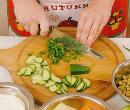 Соединить подготовленные для салата ингредиенты, добавить горошек и майонез