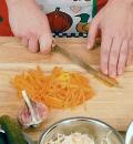 Отварить и очистить овощи для приготовления салата, нарезать соломкой морковь