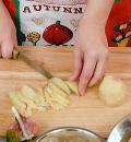 Тонко нарезать картофель для добавления в салат
