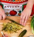 Добавить в салат нарезанный соломкой огурец и мелко нарубленный зеленый лук