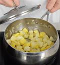 Фото приготовления рецепта: Суп из молодого картофеля с укропом, шаг №2
