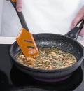 Фото приготовления рецепта: Классический французский омлет, шаг №2