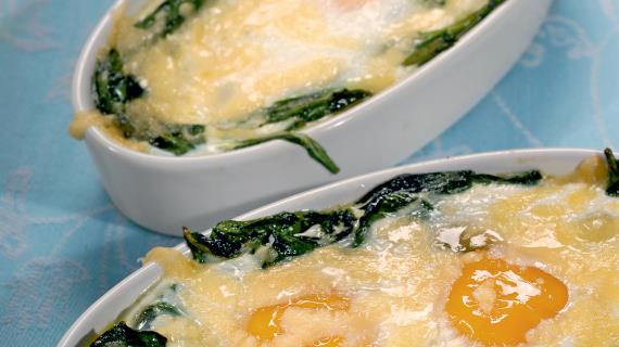 Запеченные яйца со шпинатом и сыром